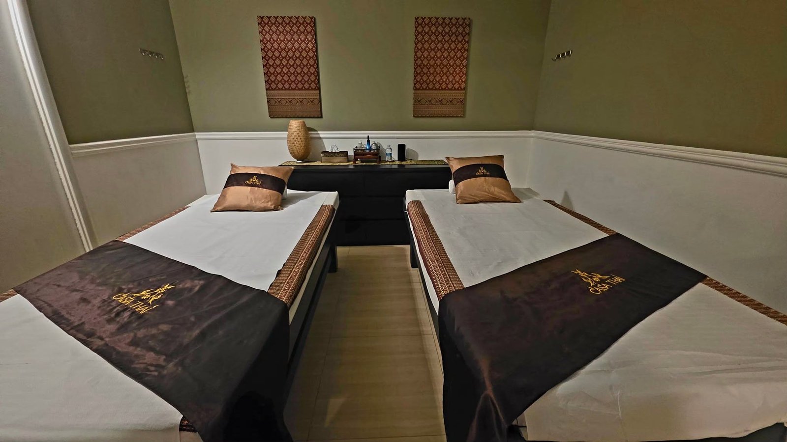 Sala massaggi doppia di Casa Thai, con lettini affiancati