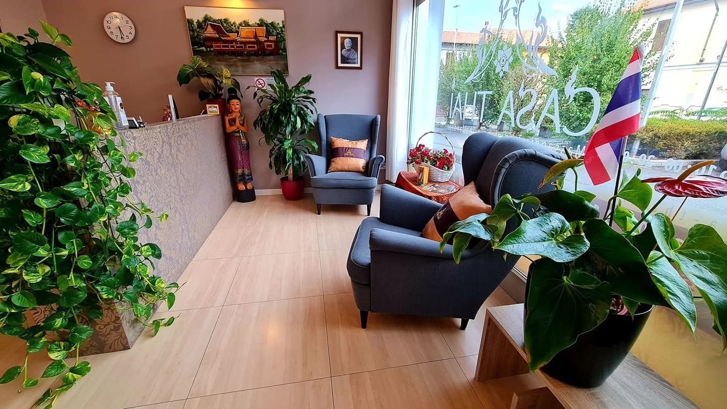 Sala d'attesa di Casa Thai a Legnano, con bandiera thailandese e piante