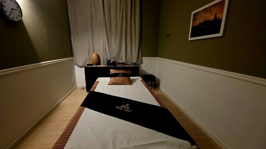 Sala massaggi di Casa Thai con lettino pronto